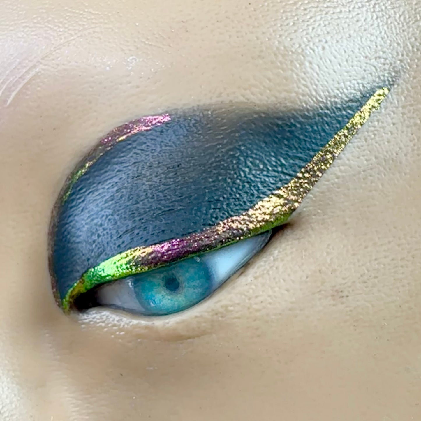 Single Multichrome Liquid Eyeliners