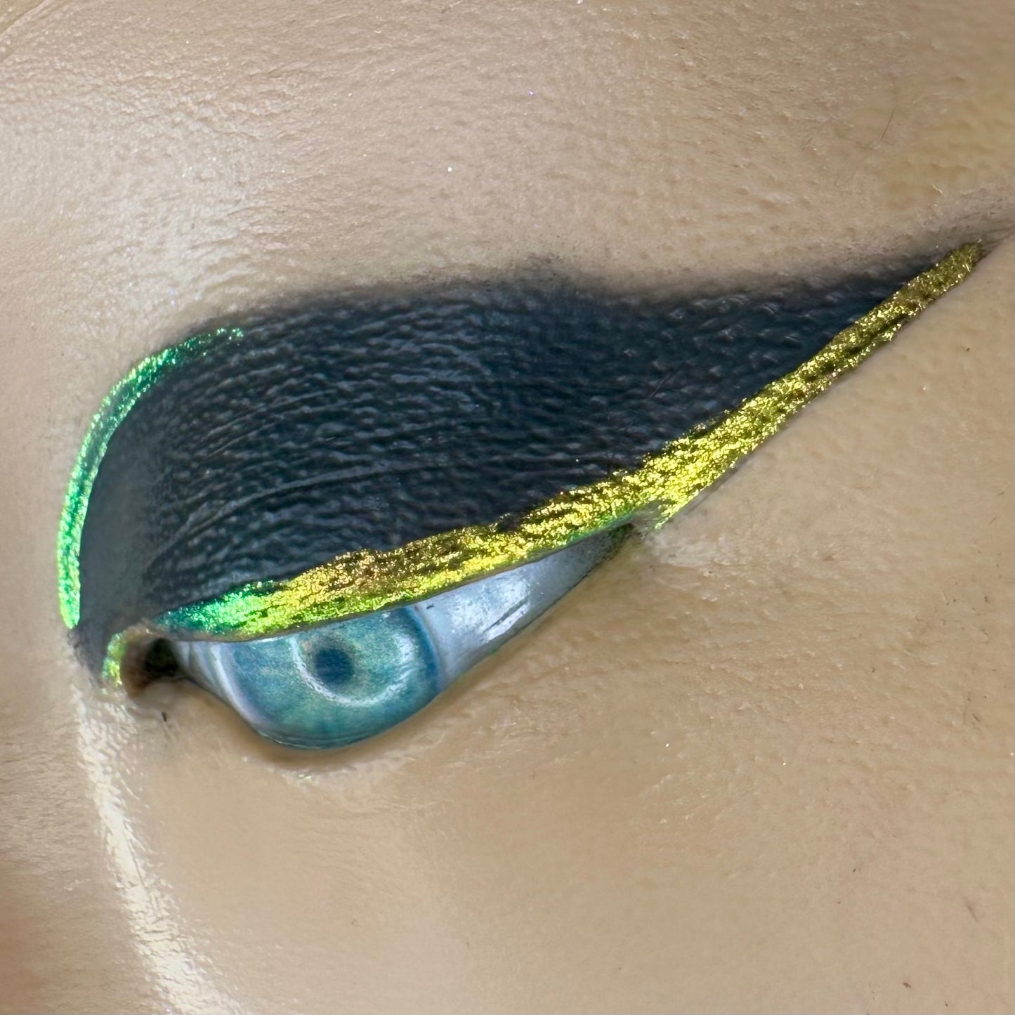 Single Multichrome Liquid Eyeliners