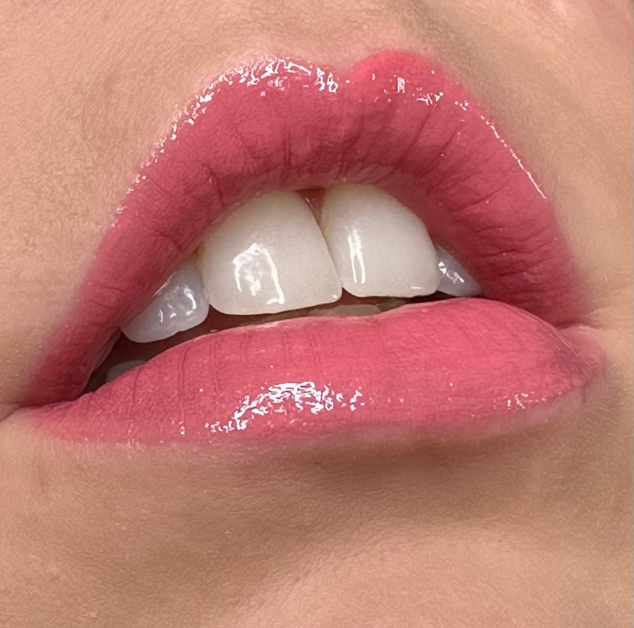 Hydrating Lip Gloss – Smooth, Non-Sticky, and Ultra-Hydrating